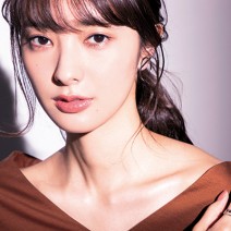 M・A・Cの下地をデコルテにON！ 女性らしい華奢な印象をアピール♪