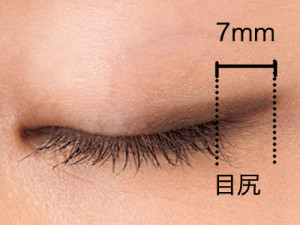 アイシャドウ無し×太めアイラインテクニックでモードな童顔EYEに