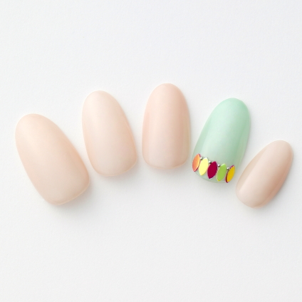 【365日ネイル】ベージュネイルを爽やかにするペールグリーンのアクセントで週明けをスタート