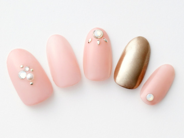 上品なピンクはブロンズとパール＆ビジューで華やかさを加えて攻めモードに