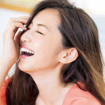 「首のシワの改善方法は？」「手軽な眉間マッサージが知りたい」etc… シワに関するお悩みを美容のプロが徹底解決！