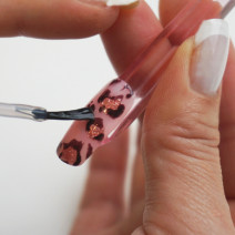 コツがわかれば簡単！ネイルの塗り方│キレイが続くネイルの塗り方＆夏に似合うグリッターネイルも