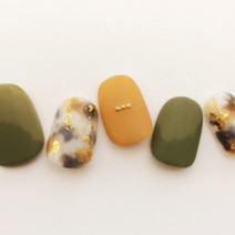 ネイルで秋！｜シンプル派にもおすすめ！花柄、ビジュー、イエロー…冬まで使える秋の簡単セルフデザインネイル15選