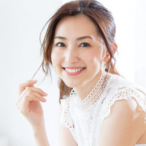 「ニキビを早く治す方法は？」「横顔美人に見せるメイクテクは？」美容のプロが徹底回答！