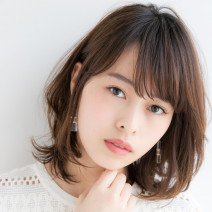 前髪ありの“レイヤーミディ”は、カジュアルと可愛いのイイトコ取りヘア！
