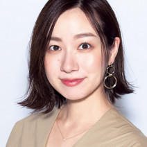 湿気で膨らむ髪は分け目と質感を変えてボリュームダウン！