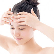 これって夏肌疲れ！？ いつもよりくまやシワが目立つ気が… プロおすすめのマッサージ法＆アイテム6選