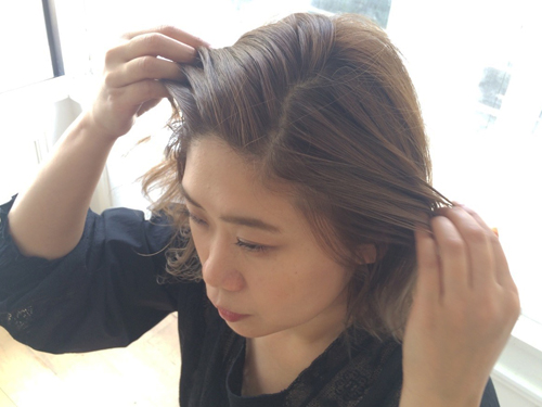 分け目を変えるヘアアレンジ