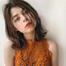 秋ヘアの大本命！ 小顔効果も狙える、ミディ丈の“くびれレイヤー”