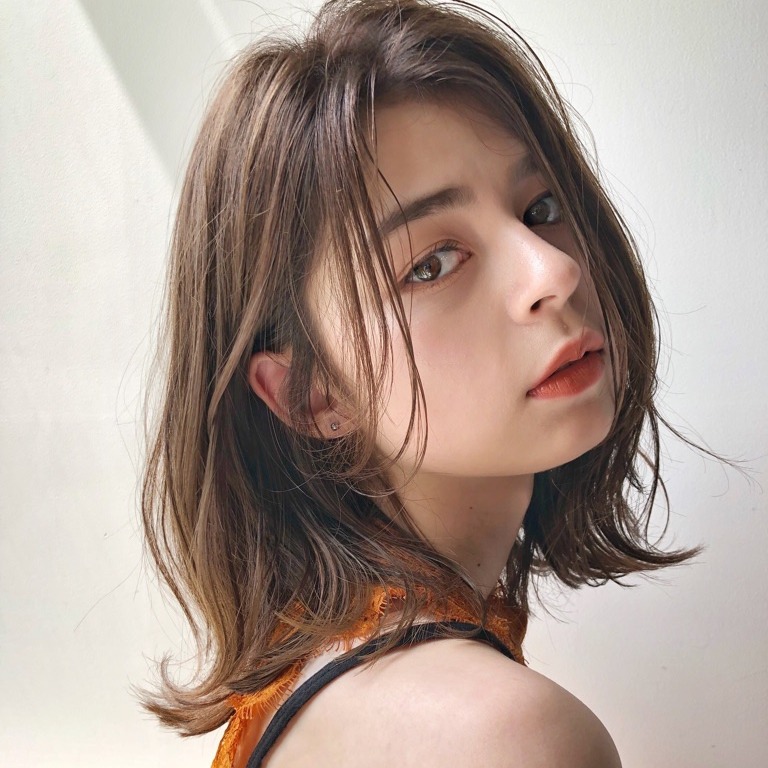 小顔効果◎ミディ丈の“くびれレイヤー”