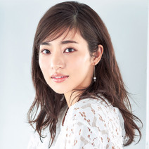清楚系に見せたいときは…前髪の分け目を逆にするだけの簡単アレンジにトライ♪
