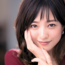 伊藤千晃さんのうるぷる肌の秘密に迫る！ 愛用コスメ、全部見せます！