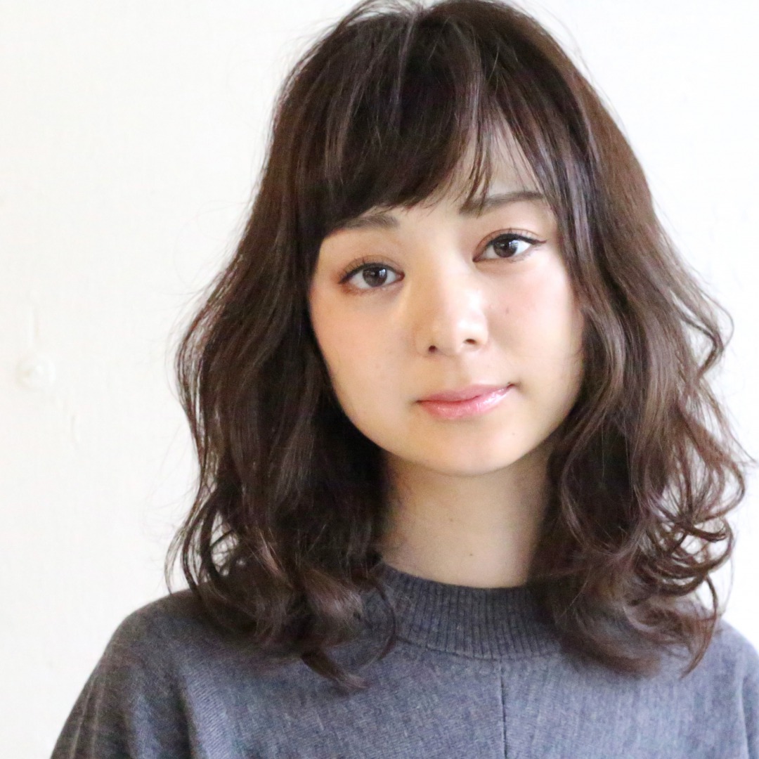 丸顔をカバー！ “クラシカルウエーブ”のセミディで、女っぽかわいい秋顔に