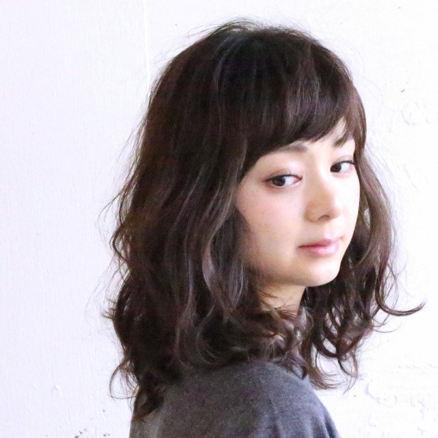 セミロングヘアカタログ 黒髪 前髪あり 前髪なし 40代からにも 大人世代向けを厳選 美的 Com