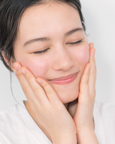 あなたが乾燥肌に悩む原因はコレ！原因と肌タイプ別を知ってスキンケアを見直そう！