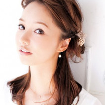 アップヘアのスタイルまとめ｜ミディアムでもロングでも！結婚式にも使えるくるりんぱやポニーテールを使った簡単ヘアアップヘアスタイル