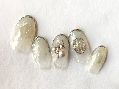 ホワイトネイルデザインのおすすめ【冬】｜ゴールド、グラデーション、フレンチなど組み合わせ自由自在！