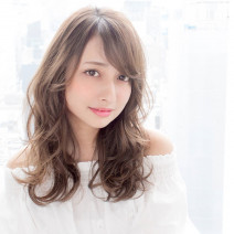 長め前髪の“浮遊感ウエーブ”で、いつもの巻き髪ロングを今っぽ可愛いくアップデート！