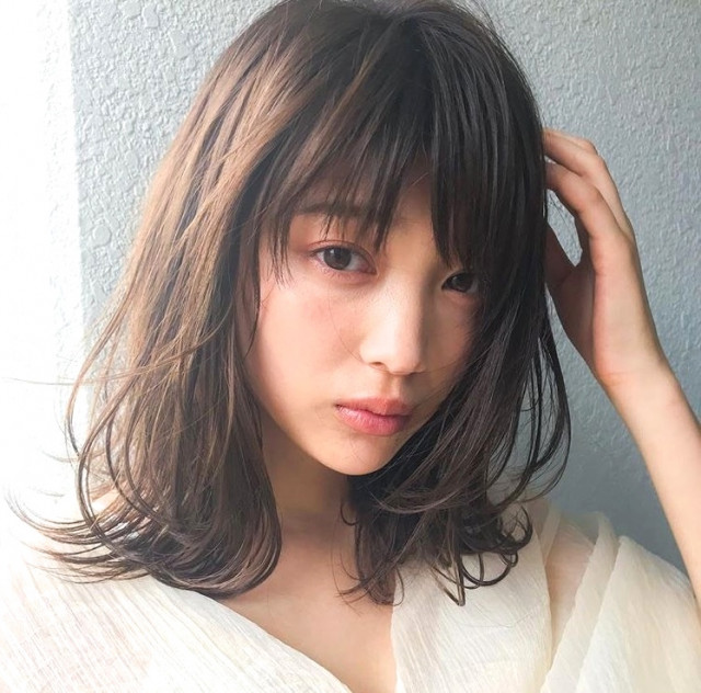 19年秋冬はミディアムストレートヘアが新鮮 どんな年代や輪郭にも似合う万能スタイル 美的 Com