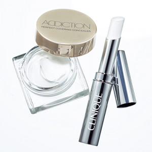 姿勢の悪さが目の下のたるみの原因に！？