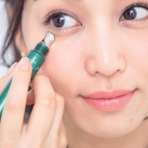 ルナソル、イプサ、メルヴィータ…日中の疲れ目にはメイクの上から使える美容液をオン！【目元悩み解消】