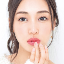 人気H&Mが実践！流行の「グラデリップ」は“チュー”の口で塗れば間違いなし