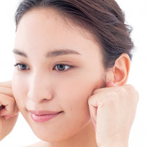 頭や背中のコリが“顔のたるみ”の原因だった！ 3分でできるコリほぐし術