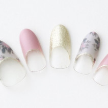 フレンチネイルデザイン【32選】｜秋デザインからシンプル・逆フレンチ、白・赤・ピンクの色別フレンチネイル