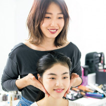 人気H&M林由香里流！ メイク前に取り入れたい「顔立ちくっきりマッサージ」
