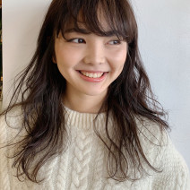 硬い髪質でも柔らかく見える“ほつれ系ウエーブロング”で、冬のおしゃれを楽しんで！