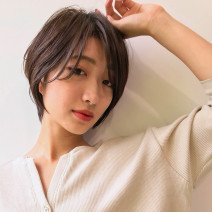 耳かけアリorナシどっちも決まって小顔効果あり！“長め前髪×ショート”は究極の大人カジュアルヘア