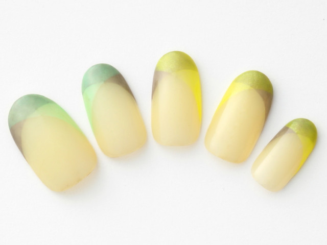 フレッシュなのに大人っぽい！同系色のグラデ変形フレンチネイル