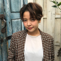 猫っ毛ショートのスタイリングテク｜ワックスとアイロン使いでフワクシュな外国人風スタイルに！【髪コンプレックス解消vol.48】