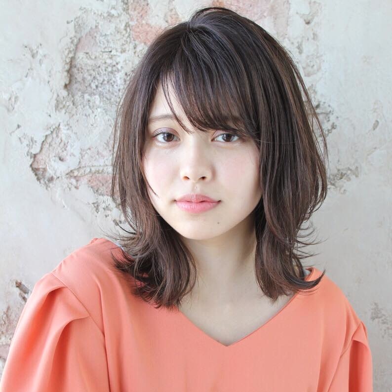 19年秋冬はミディアムストレートヘアが新鮮 どんな年代や輪郭にも似合う万能スタイル 美的 Com