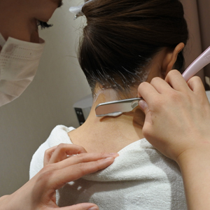他人から見られるうなじのうぶ毛がスッキリ 襟足シェービングはプロにおまかせが正解 美的 Com 他人から見られるうなじのうぶ毛がスッキリ 襟足シェービングはプロにおまかせが正解 美的 Com