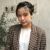伸ばしかけの中途半端な前髪アレンジ|ショートの場合は、横分けねじりアレンジで大人っぽく【髪コンプレックス解消vol.49】