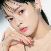 ついに新色が登場！ 伝説の美唇リップで、女らしさも流行感も手に入れる！