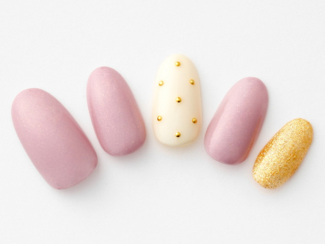 シンプルだけど華やかな愛されくすみピンクネイル