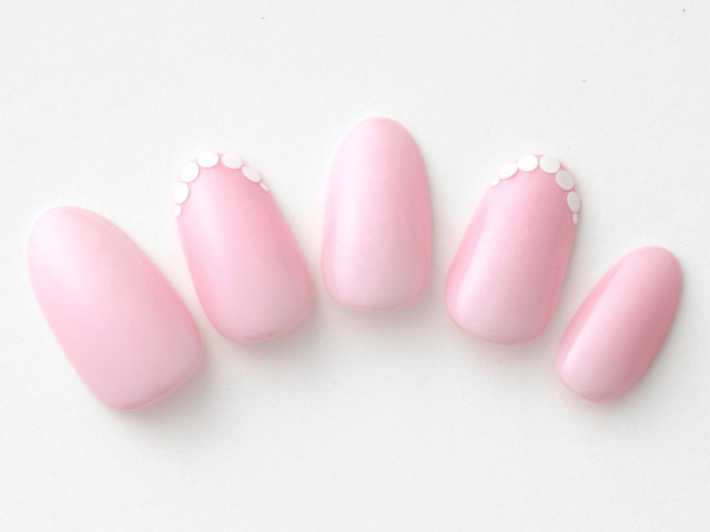 シンプルなのに“きちんと見え”なホログラムフレンチネイル