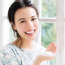 くすみ顔は“朝炭酸”ケアで血流UP！ おすすめアイテムやケア方法をご紹介