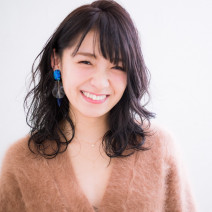 暗めカラー必須のお仕事でも“耳下平巻きパーマ”なら、明るく柔らかな印象のセミロングに