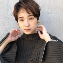 すっきり小顔に見える前髪長めの“ジェンダーレスショート”で、一歩先をいく大人女子に！