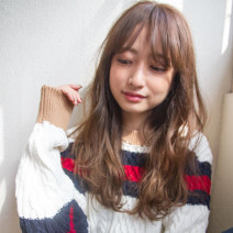 アッシュベージュ×ドライ質感の“ゆるウエーブロング”で、ナチュラルで柔らかな印象美人に