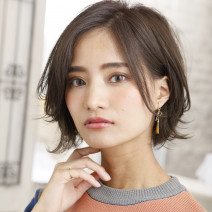 大人髪で遊ぶならこれ！ 毛先の動かし方でカジュアルにも上品にもなれる“前髪長めショートボブ”