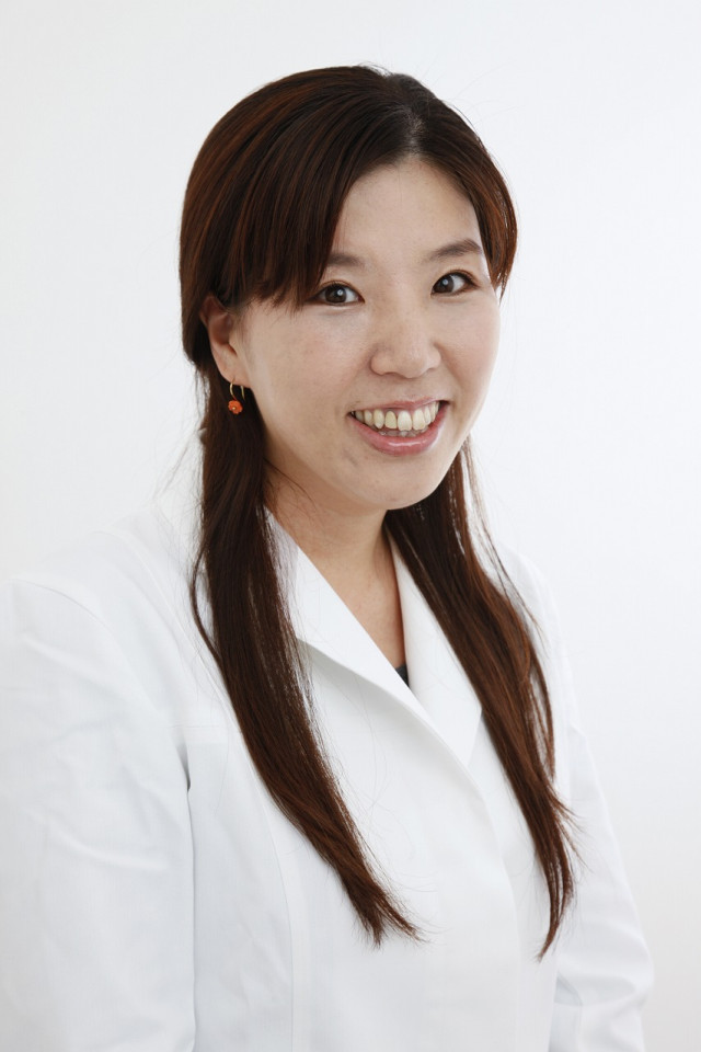 カイロや腹巻きで腰回りを温めて