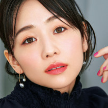 乾燥が原因で老け顔に！？ 潤い＆血色感UPのチークお直しテクニック
