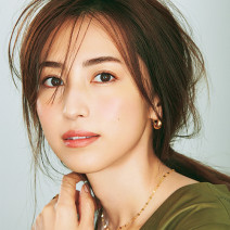 イプサのスティック状美容液でハイライト代わりに！ 乾燥する季節に使えるチークテクニック
