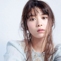 馬場ふみかさんが“クリニークのパープルリップ”で変身！
