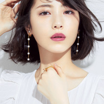 浜辺美波さんが色っぽメイクに挑戦！ イヴ・サンローランのパープルリップで大人っぽさをプラス