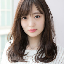 王道かわいい前髪ありの”内巻きロング”は、レイヤーを入れて軽さを出すのが今っぽルール